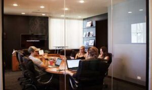 6 CRUCIAL DIFFERENCES BETWEEN MANAGERS AND EXECUTIVES