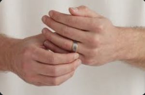 Silicone Wedding Bands Vs. Traditional Rings